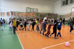 Uczniowie podczas zabawy tworzą tzw. węża