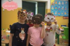 Uczennice prezentujące maski z okazji Światowego Dnia Kota