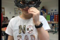Uczeń prezentuje maskę karnawałową