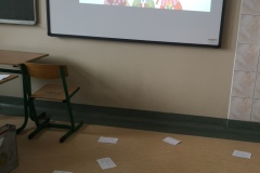 Prezentacja multimedialna "Bezpieczne ferie" wyświetlana uczniom na tablicy interaktywnej