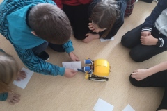 Uczniowie pracują z robotem SkriBot