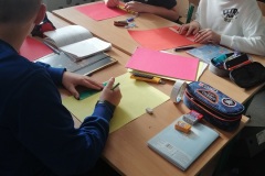 Uczniowie w trakcie przygotowywania projektów tematycznych