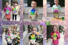 Uczniowie prezentują przygotowane przez siebie koszyczki z kwiatami