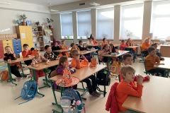 Uczniowie siedzą w klasie podczas lekcji w dniu dyni