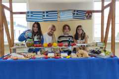 Uczennice należące do Samorządu Uczniowskiego prezentują przysmaki dostępne na stole greckim