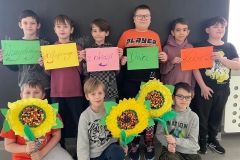 Uczniowie klasy 3a prezentujący przygotowane przez siebie kwiaty