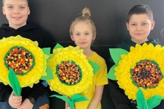 Uczniowie klasy 3b prezentujący przygotowane przez siebie kwiaty