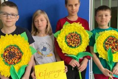 Uczniowie klasy 3f prezentujący przygotowane przez siebie kwiaty