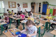 Uczniowie klasy 1a w czasie malowania obrazków
