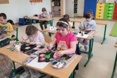 Uczniowie w czasie malowania obrazków
