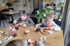 Uczniowie zjadają przygotowaną przez siebie pizzę