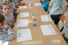 Kolorowa woda łapiemy kropelki - doświadczenie wykonywane przez uczniów