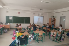 Uczniowie oglądają film edukacyjny na temat dawnych miar