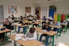 Uczniowie piszący konkurs widok sali-2