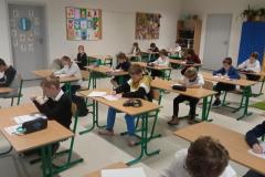 Uczniowie piszący konkurs widok sali