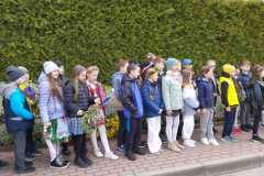 Uczniowie podczas śpiewu hymnu Szkoły