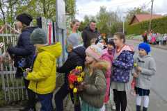 Uczniowie składający kwiaty pod obeliskiem upamiętniający miejsce zamieszkania Stanisława Wyspiańskiego