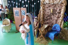 Dziewczynka w roli Marii śpiewa kolędę