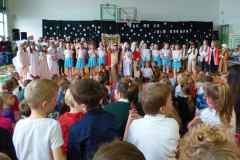 Uczniowie biorący udział w przedstawieniu wspólnie śpiewają