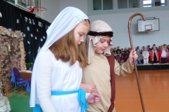 Uczniowie grający Marie i Józefa grają w jasełkach