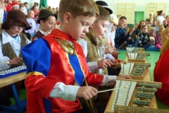Uczniowie grają kolędy na dzwonkach