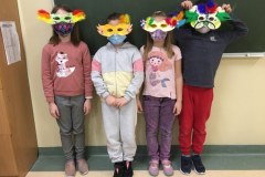 Uczniowie w maskach karnawałowych
