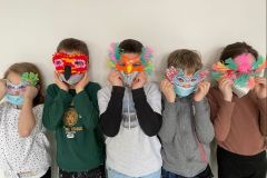 Uczniowie w maskach karnawałowych
