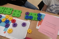Uczniowie za pomocą klocków budują modele atomów i cząsteczek3