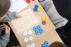 Uczniowie za pomocą klocków budują modele atomów i cząsteczek4