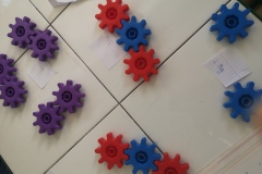 Uczniowie za pomocą klocków budują modele atomów i cząsteczek 6