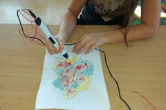 Uczennica rysuje długopisem 3D