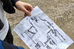 Uczeń trzyma w rękach mapę zgodnie z która poruszają się w celu wykonania zadania