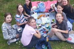 Dziewczęta  z 5d zajęte gazetka i piknikowaniem