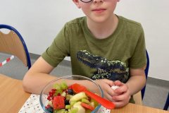 Uczeń ze swoją sałatką owocową