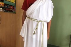 Uczeń przebrany za greckiego boga