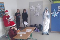 Uczniowie klasy 7 "d" podczas czytania opowiadania o przygodach Św. Mikołaja
