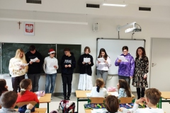Bibliotekarka - pani Ilona Beńcerowska wraz z uczniami klasy 8 "b" podczas czytania opowiadania "Cudowna opowieść"