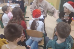 Bibliotekarka- pani Paulina Popiołek podczas omawiania opowiadania wraz z uczniami