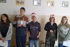 Uczniowie klasy 8 "c", którzy swoim młodszym kolegom i koleżankom odczytali tekst pt. "Wyjątkowy prezent Świętego Mikołaja"