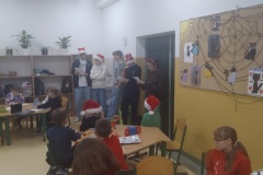 Uczniowie klasy 8 "g" podczas czytania opowiadania "Codzienne życie Świętego Mikołaja"