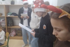 Uczniowie klasy 8 "g" w trakcie czytania opowiadania "Codzienne życie Świętego Mikołaja" uczniom przebywającym w świetlicy szkolnej