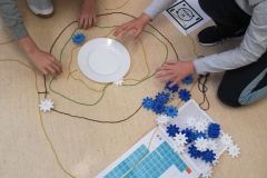 Uczniowie budują model atomu