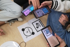 Uczniowie oglądają modele atomu w 3D wykorzystując wydrukowane karty i telefon(2)