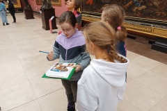 Uczniowie w trakcie zwiedzania