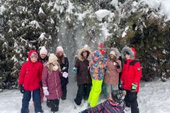 Dzieci zsypujące śnieg z drzew