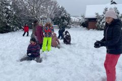 Uczniowie w trakcie gier i zabaw na śniegu