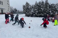 Uczniowie w trakcie gier i zabaw na śniegu