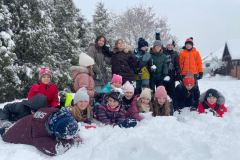 Wspólne  zdjęcie uczniów klasy, cześć-grupy leży na śniegu