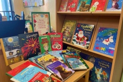 Wystawa zimowych i świątecznych książek w bibliotece szkolnej
