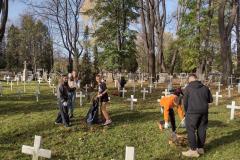 Wolontariusze pracujący na grobach żołnierzy